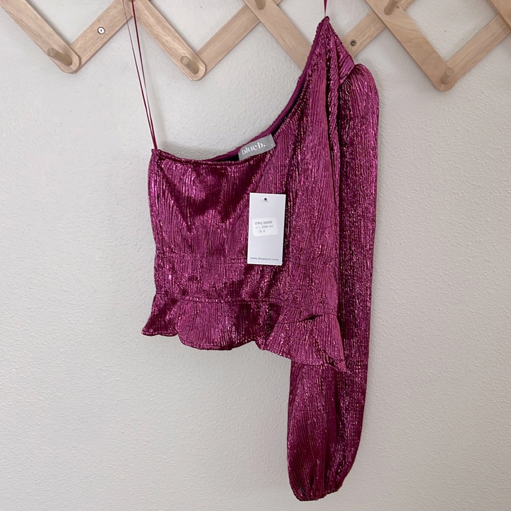 NWT one shoulder magenta metallic top. M